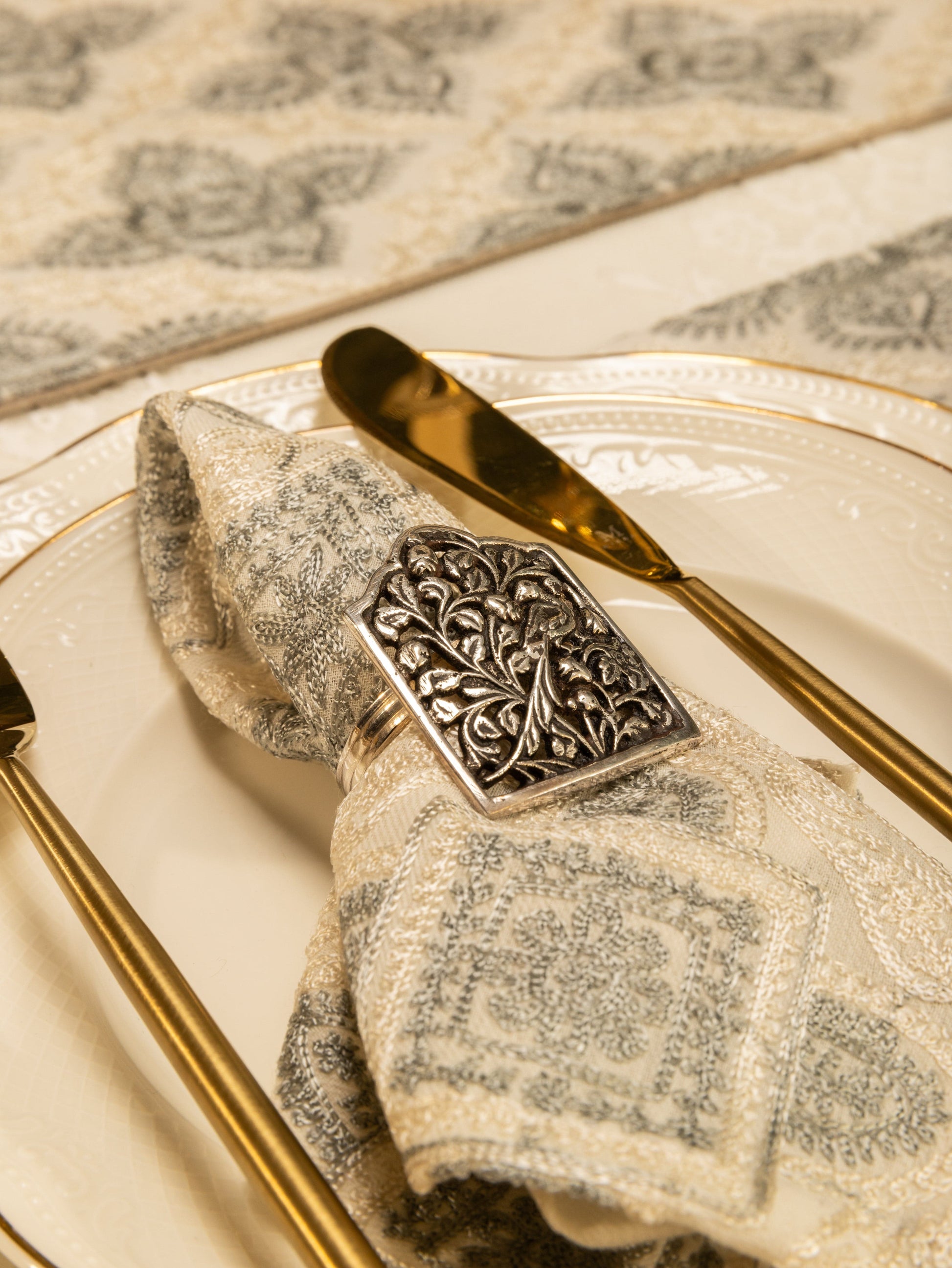 Pashtush India Gift Pack Pashtush Luxury Table Runner with Mats Set, Twilight Collection, Ivory