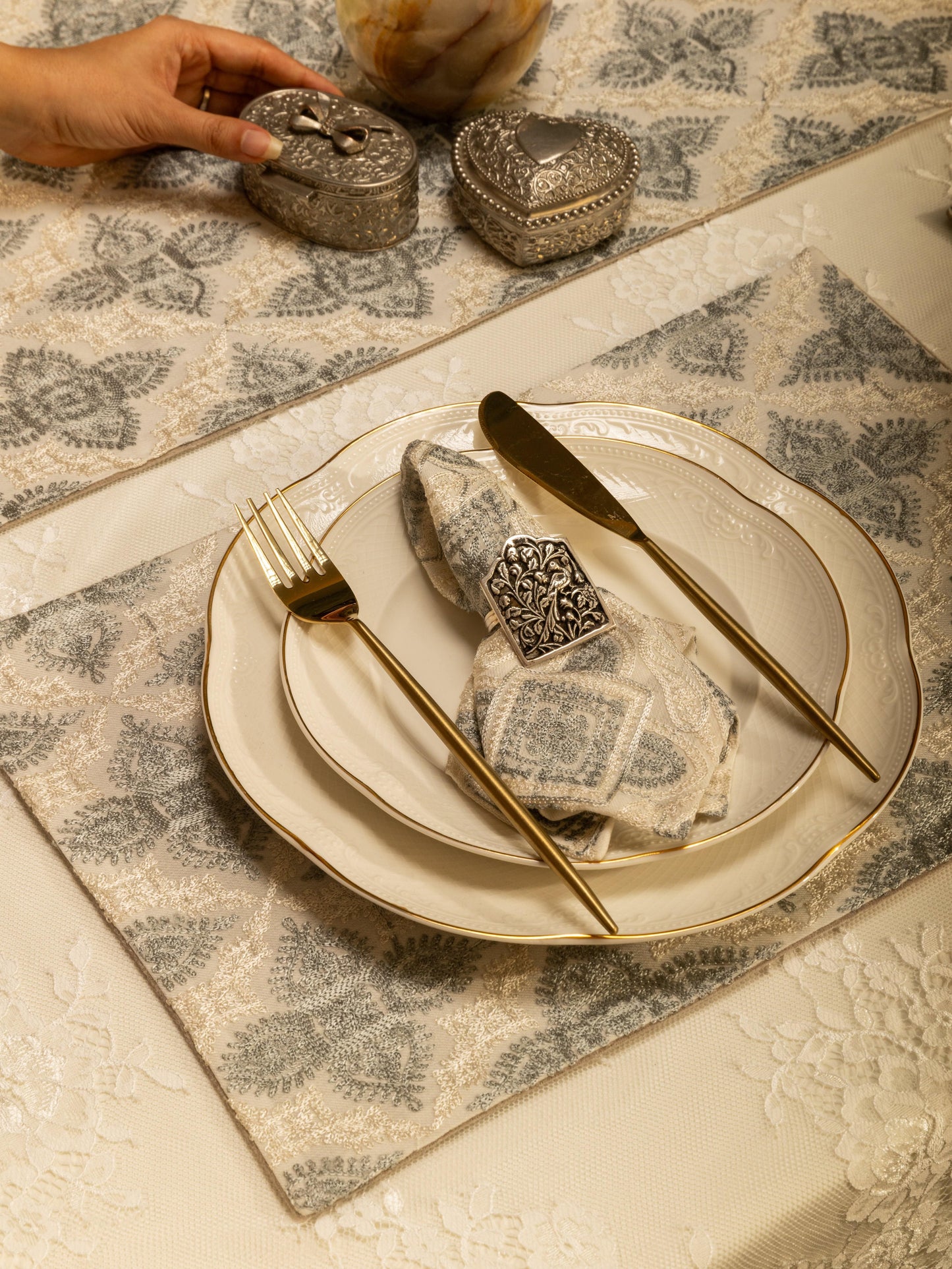 Pashtush India Gift Pack Pashtush Luxury Table Runner with Mats Set, Twilight Collection, Ivory