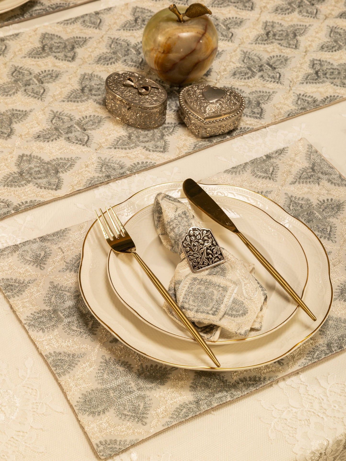 Pashtush India Gift Pack Pashtush Luxury Table Runner with Mats Set, Twilight Collection, Ivory